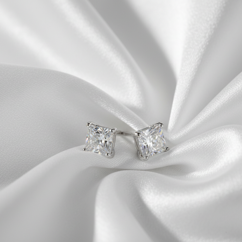 Pair of diamond stud earrings 