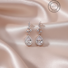 Teardrop-shaped earrings with clear stones 