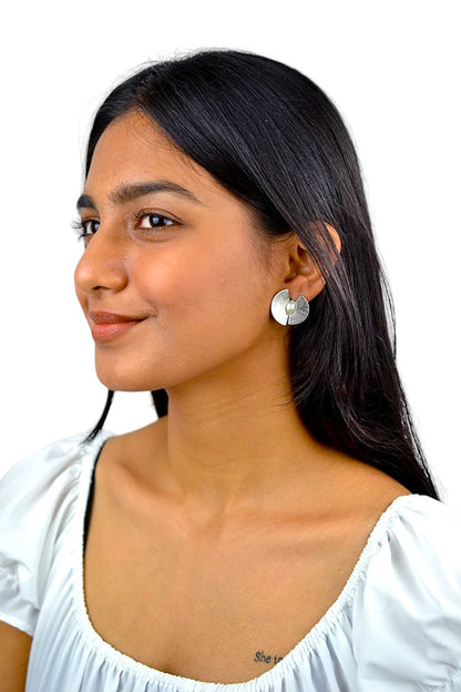 Silver Pearl Textured Earstuds