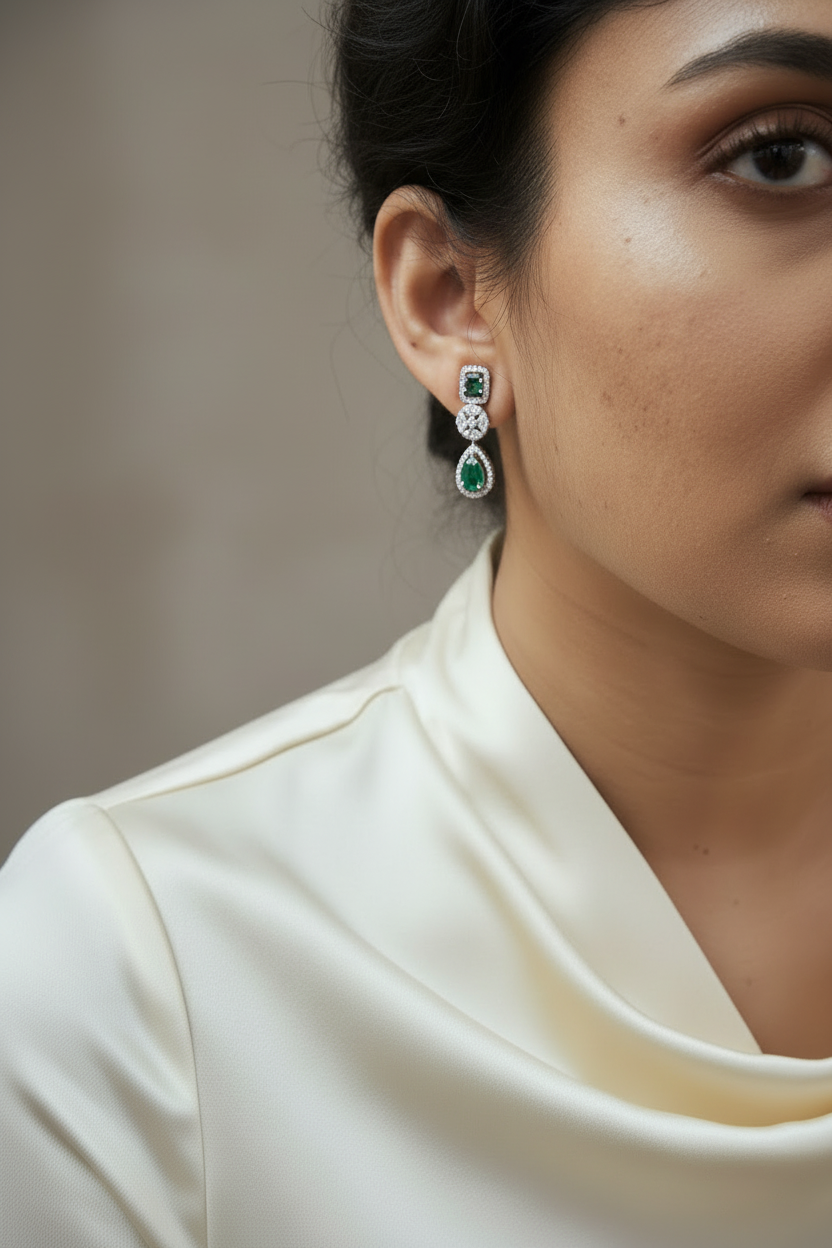 Pair of earrings with green gemstones 